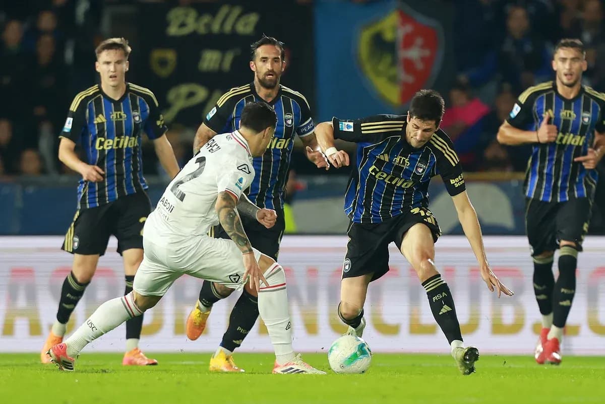 Cremonese players defending against Pisa attack