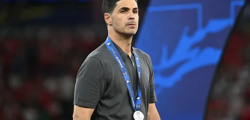 Manager wearing silver medal after final match