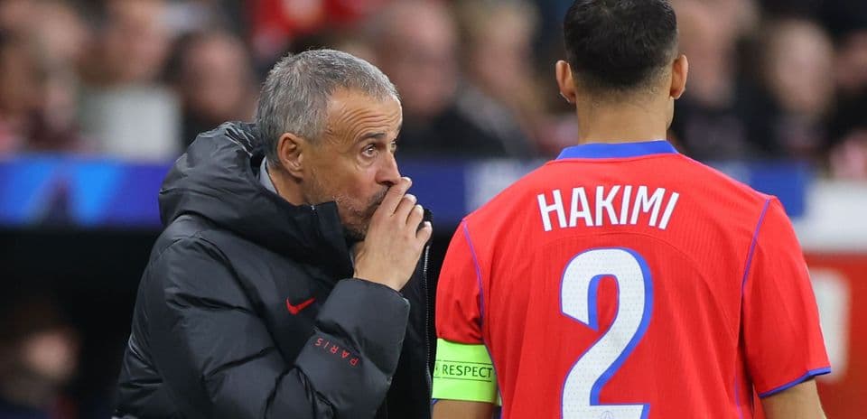 Coach discussing strategy with player Hakimi during match
