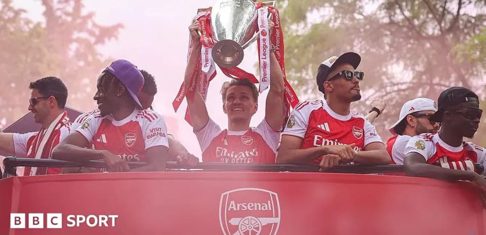 Arsenal players celebrating with Premier League trophy