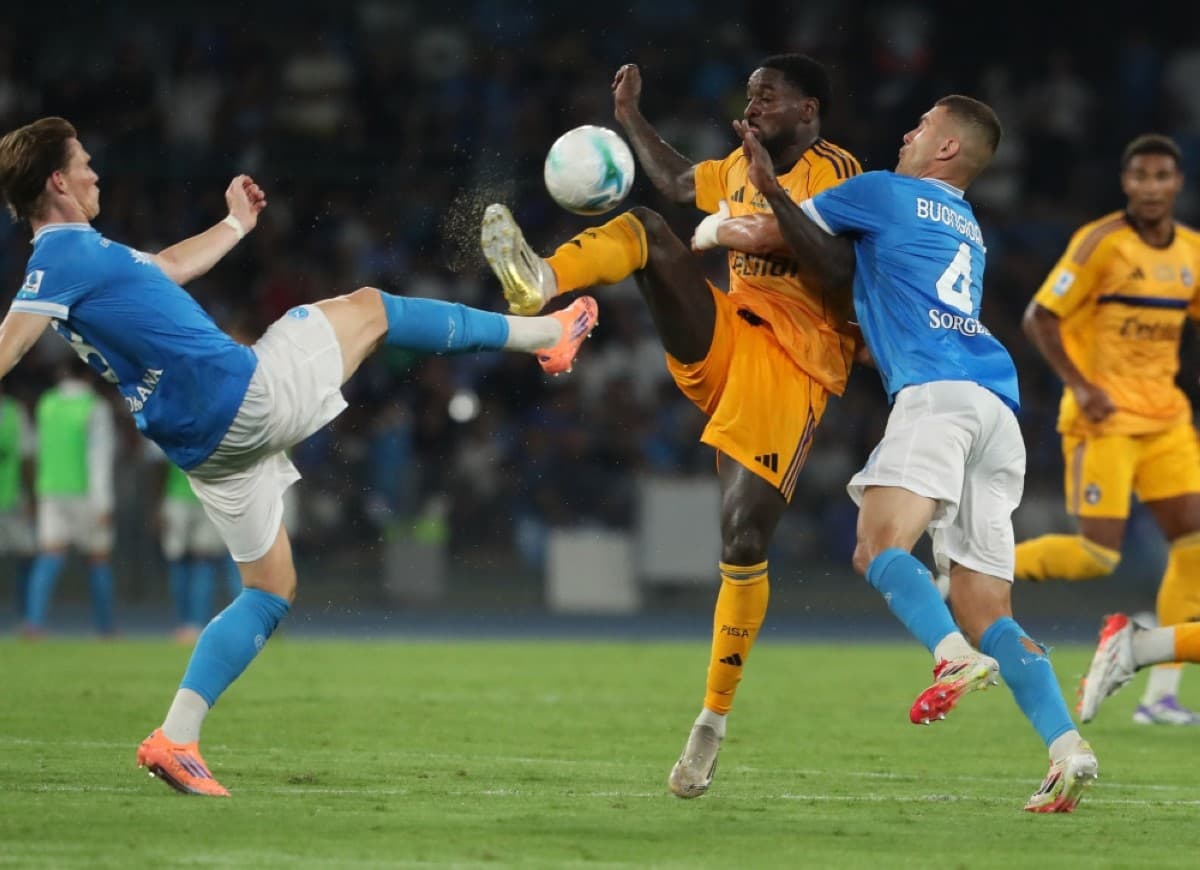 Pisa player kicking ball during Serie A match