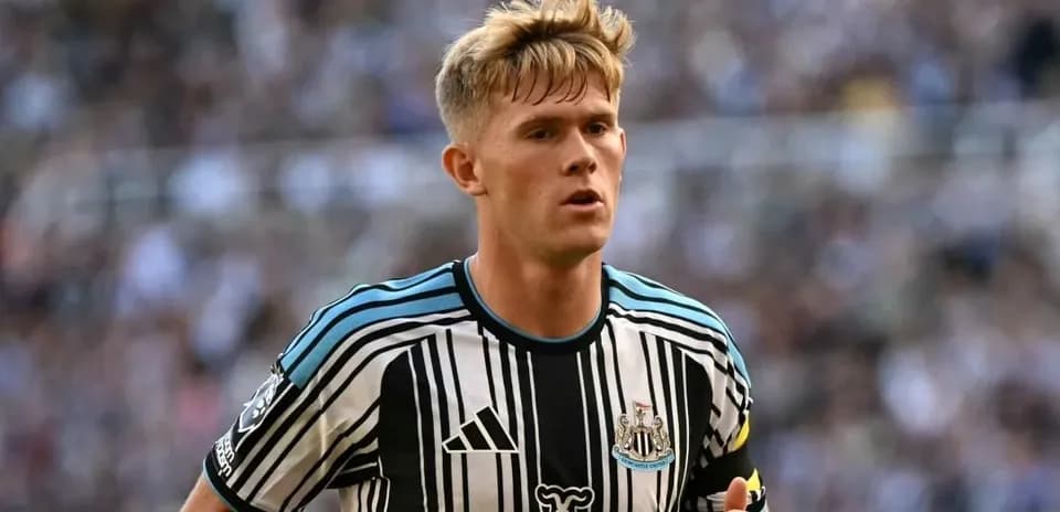 Newcastle United player running on the pitch