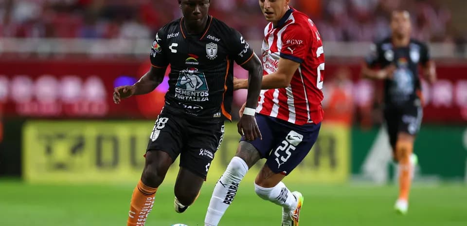 CF Pachuca player dribbling against Guadalajara Chivas