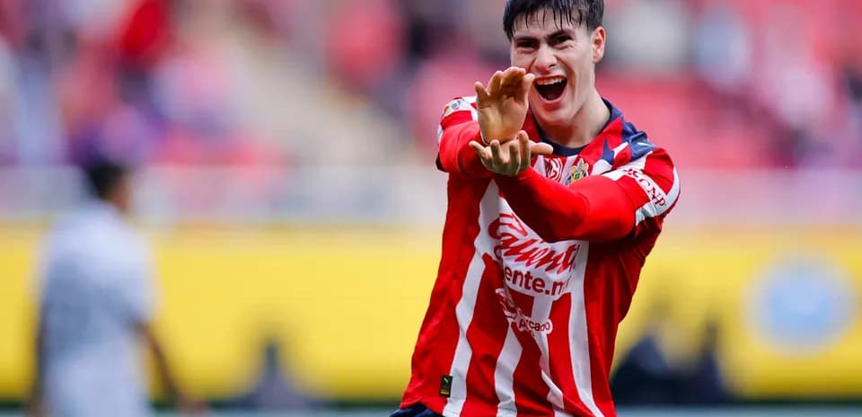 Player celebrating during Guadalajara Chivas match