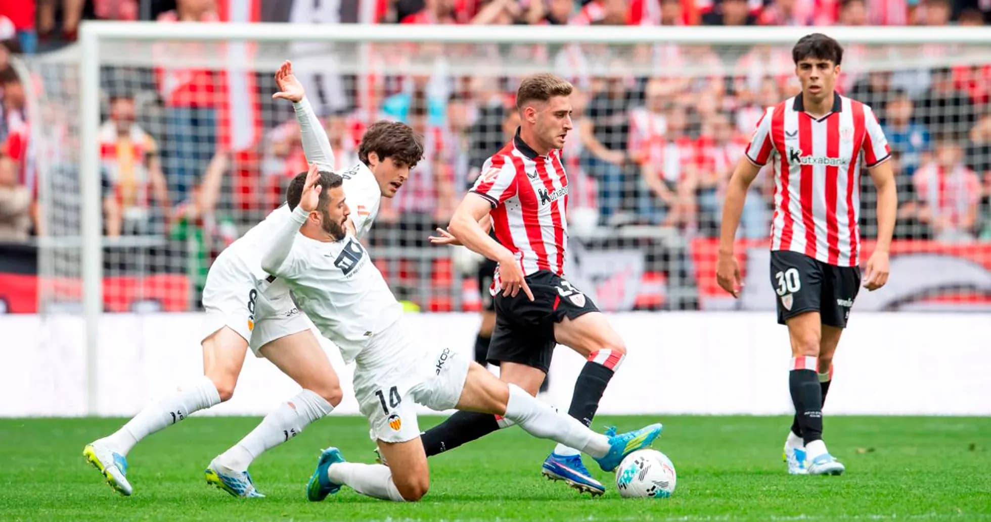 Athletic Club player dribbling against Valencia