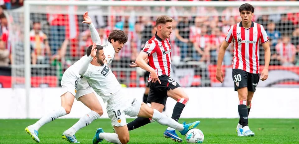 Athletic Club player dribbling against Valencia
