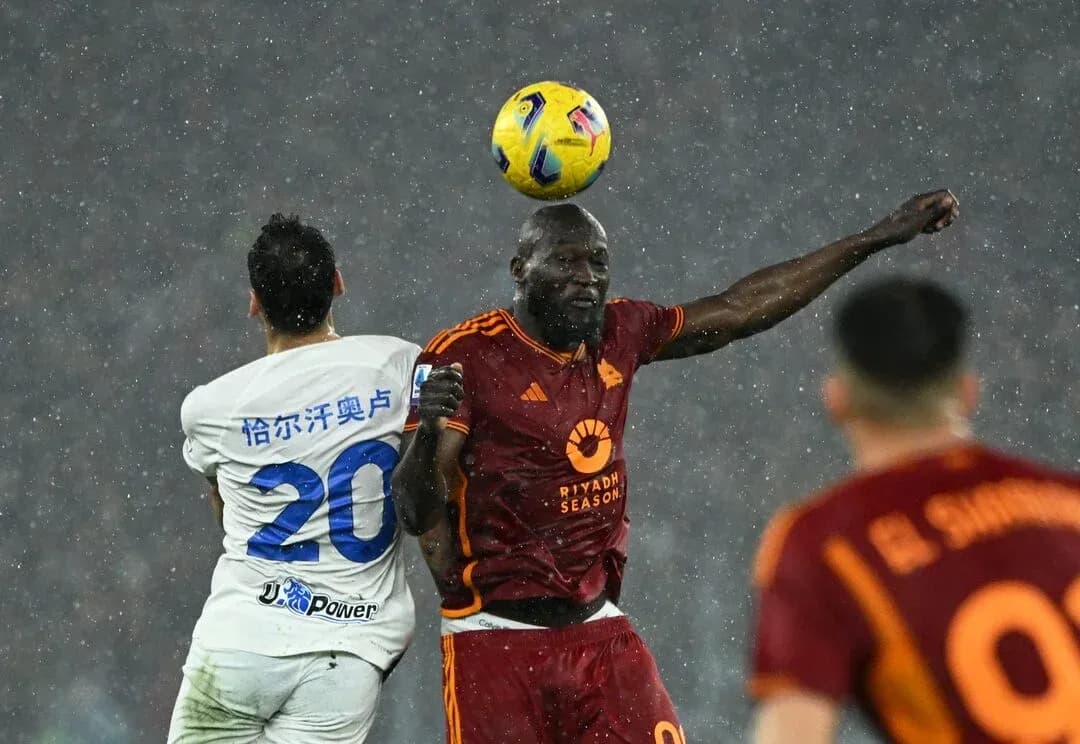 Players contesting for the ball during match