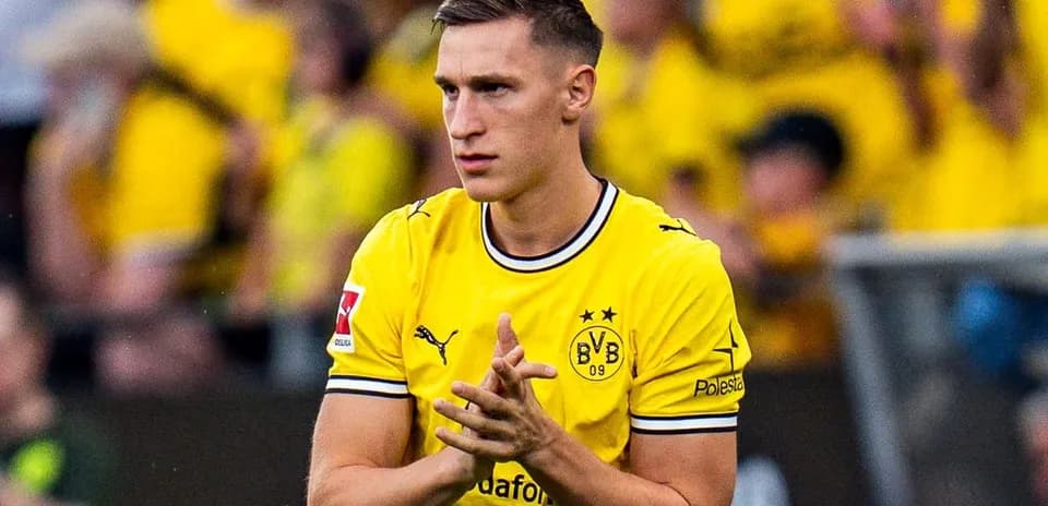 Player in yellow Borussia Dortmund jersey clapping