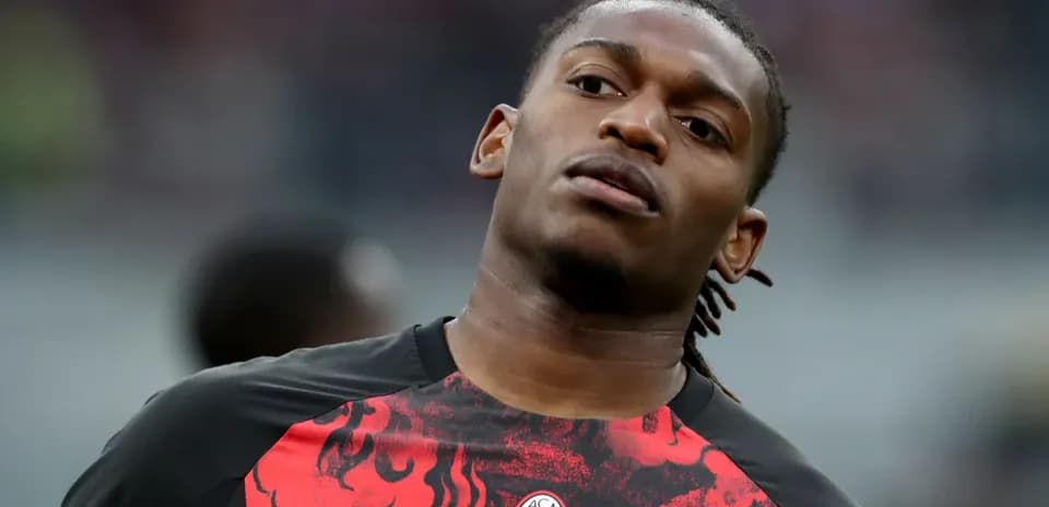 Player warming up in AC Milan training gear