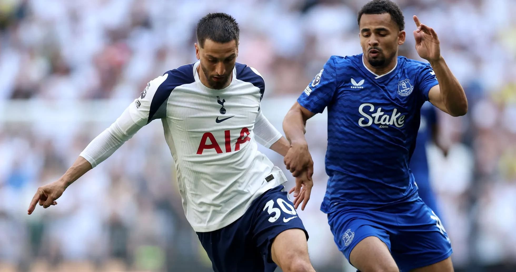 Player from Tottenham and Everton battling for the ball