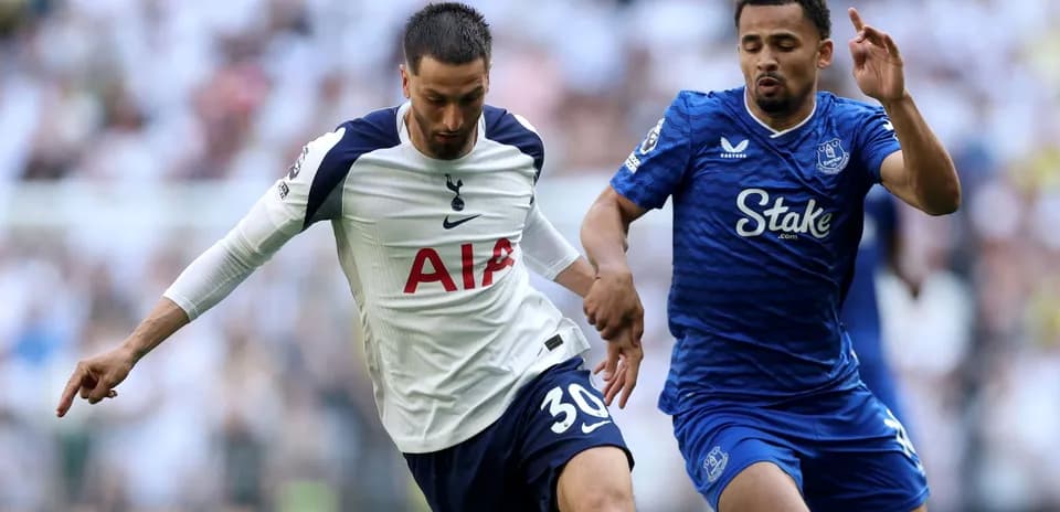 Player from Tottenham and Everton battling for the ball