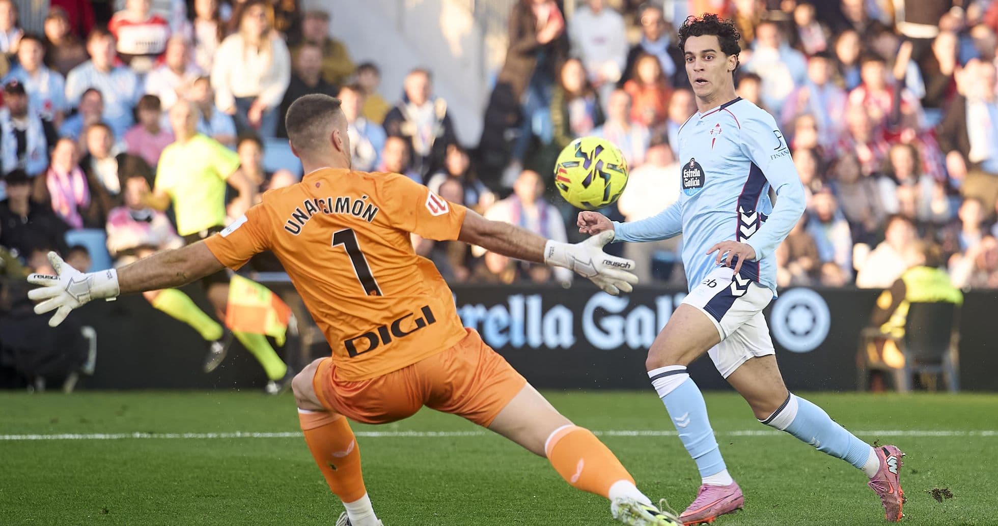 Goalkeeper Unai Simón attempting to save