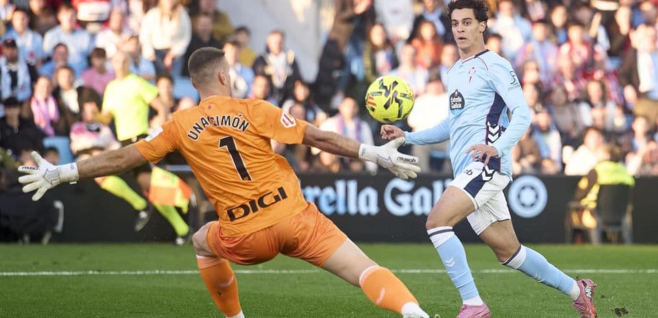 Goalkeeper Unai Simón attempting to save