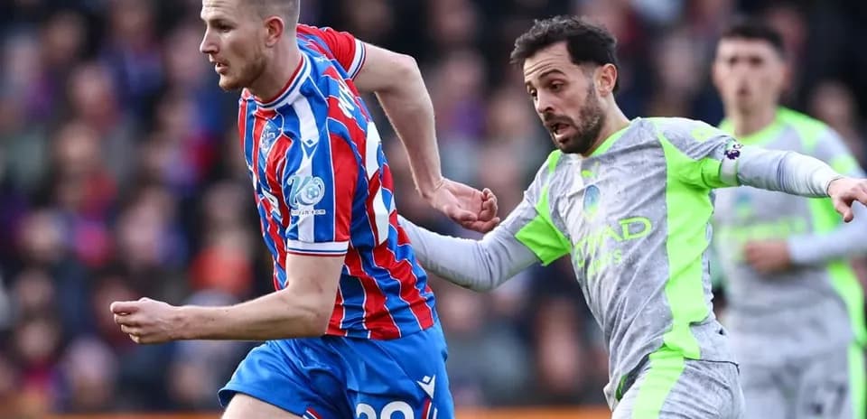 Crystal Palace player being chased by Manchester City player