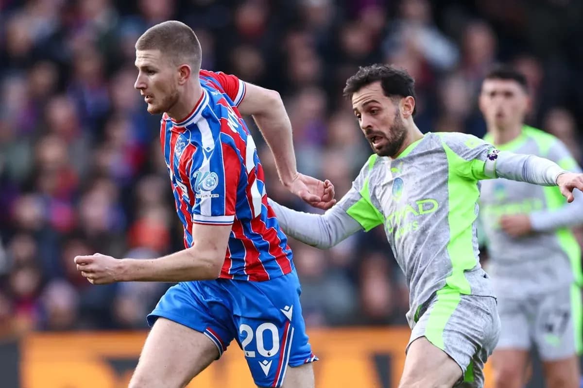 Crystal Palace player being chased by Manchester City player