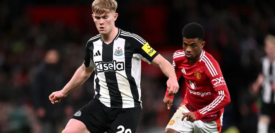 Newcastle player dribbling with Manchester United player pursuing