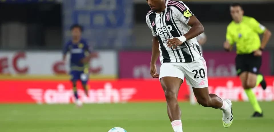 Player from Juventus dribbling the ball during match