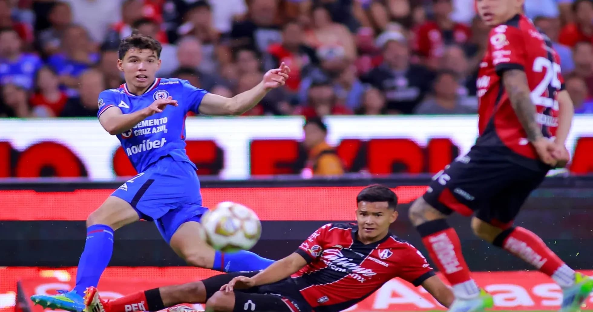 Cruz Azul player passing the ball against Atlas