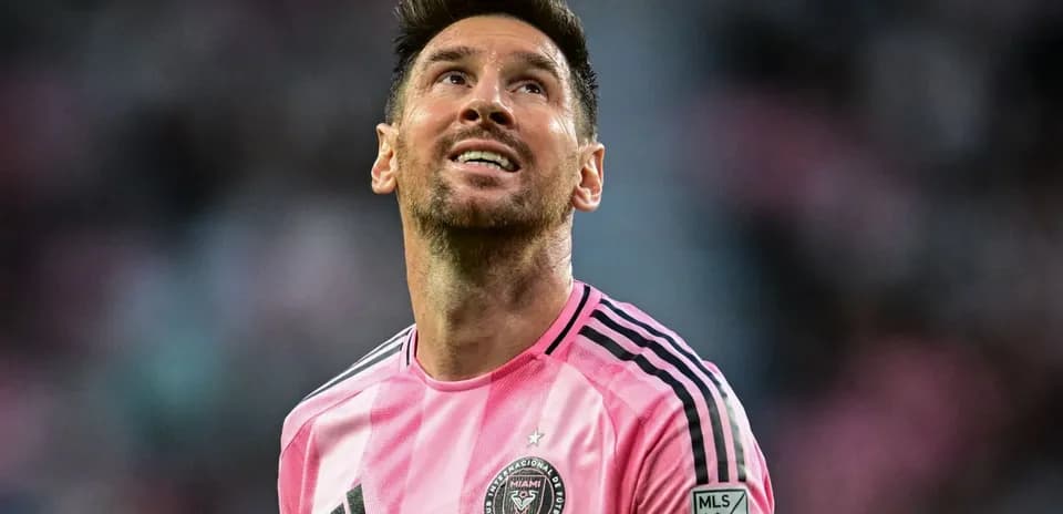 Player looking up during a match in pink jersey