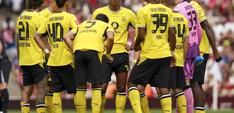 Borussia Dortmund players in huddle during match