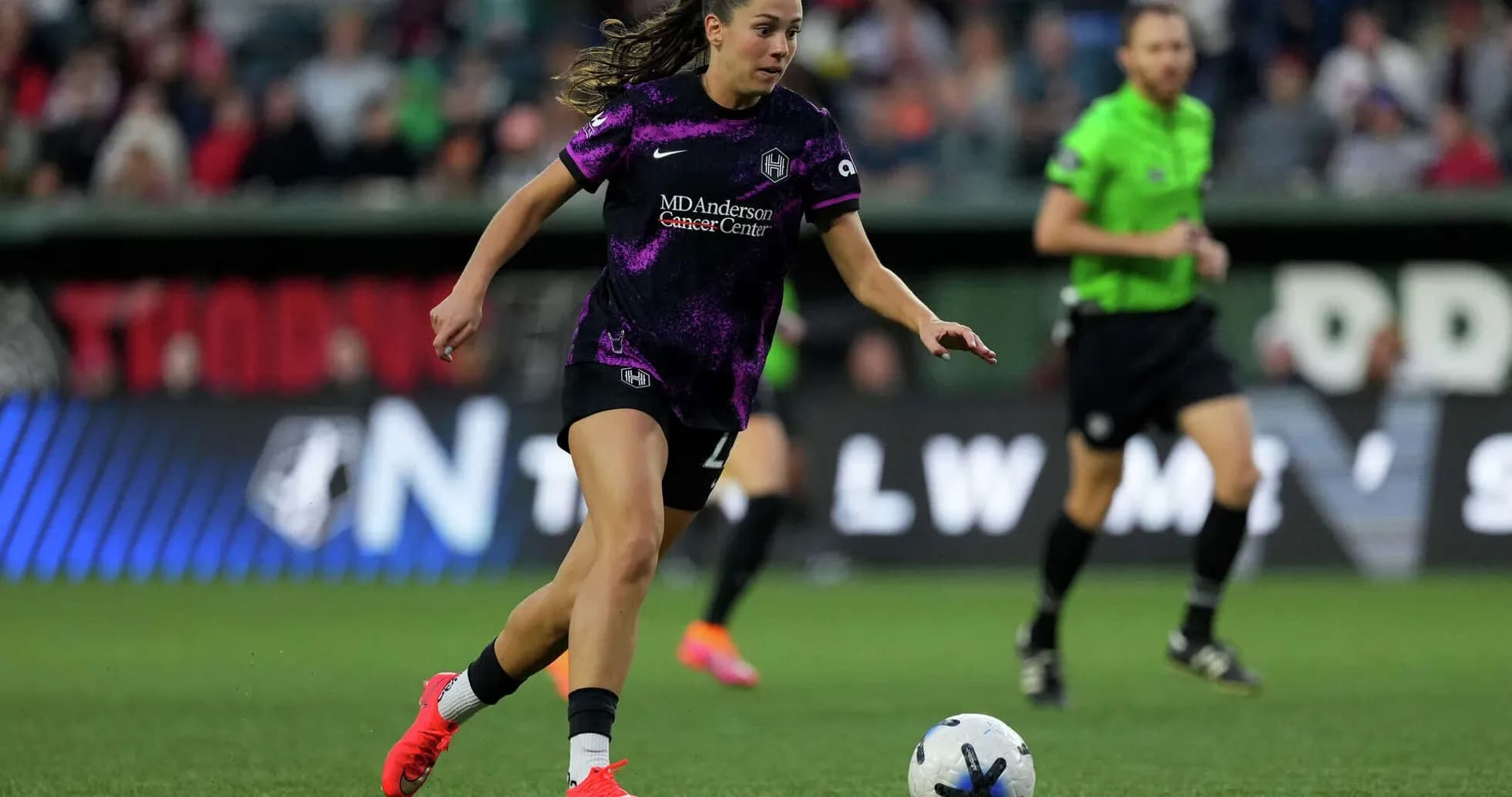 Houston Dash player dribbling the ball