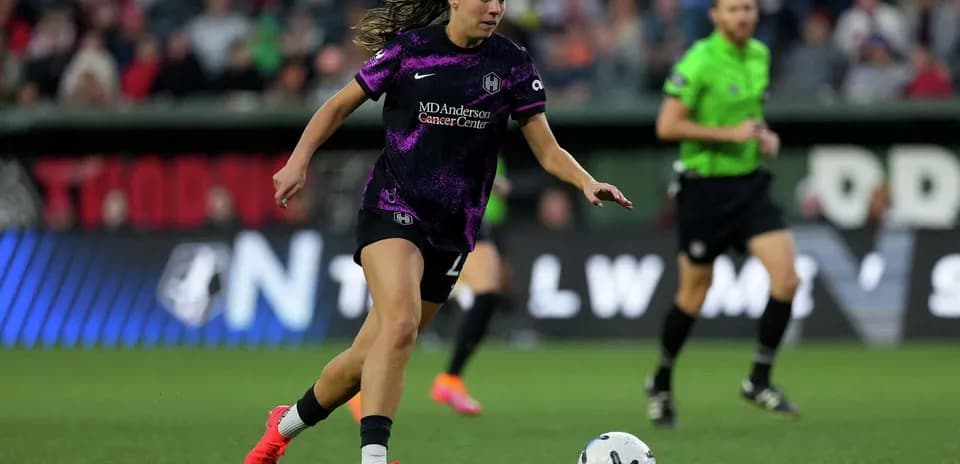 Houston Dash player dribbling the ball