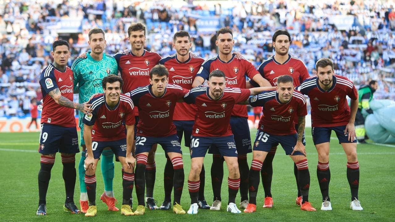 Osasuna team posing before La Liga match
