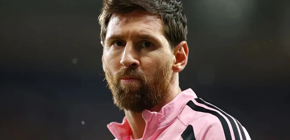 Player in pink jersey during match warm-up