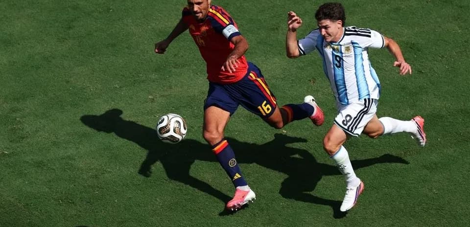 Spanish and Argentine players contesting the ball