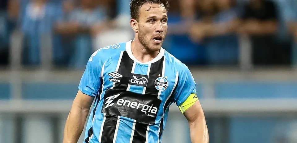 Player in Gremio jersey during match action