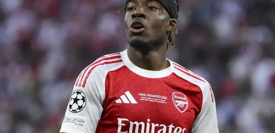 Player in Arsenal jersey during match action