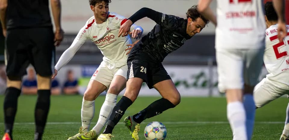 Players competing for the ball in Oberliga match