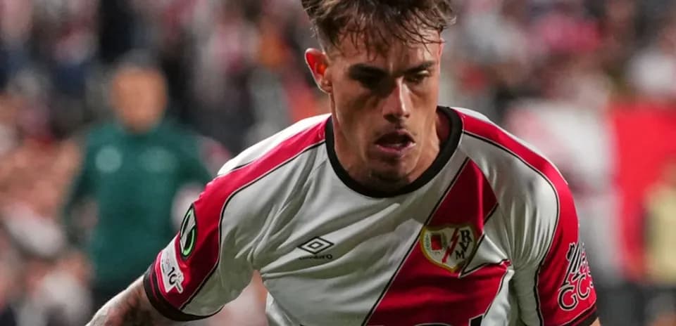 Player in Rayo Vallecano kit during match