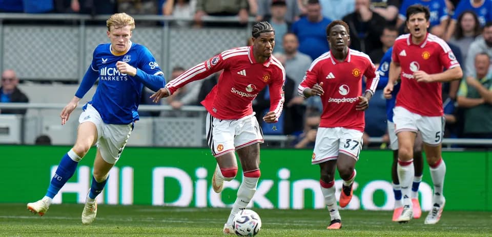 Manchester United players sprinting during match against Everton