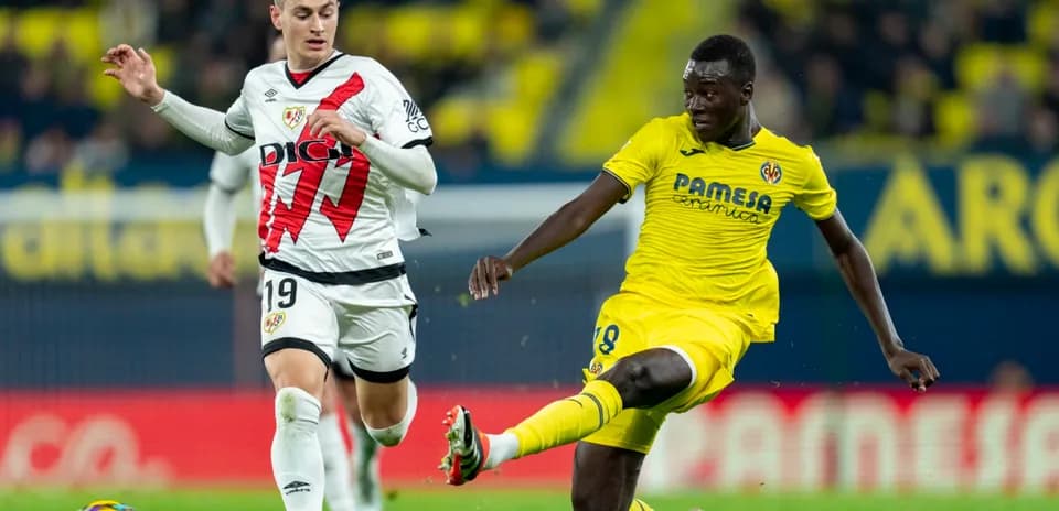 Rayo Vallecano player challenging Villarreal player