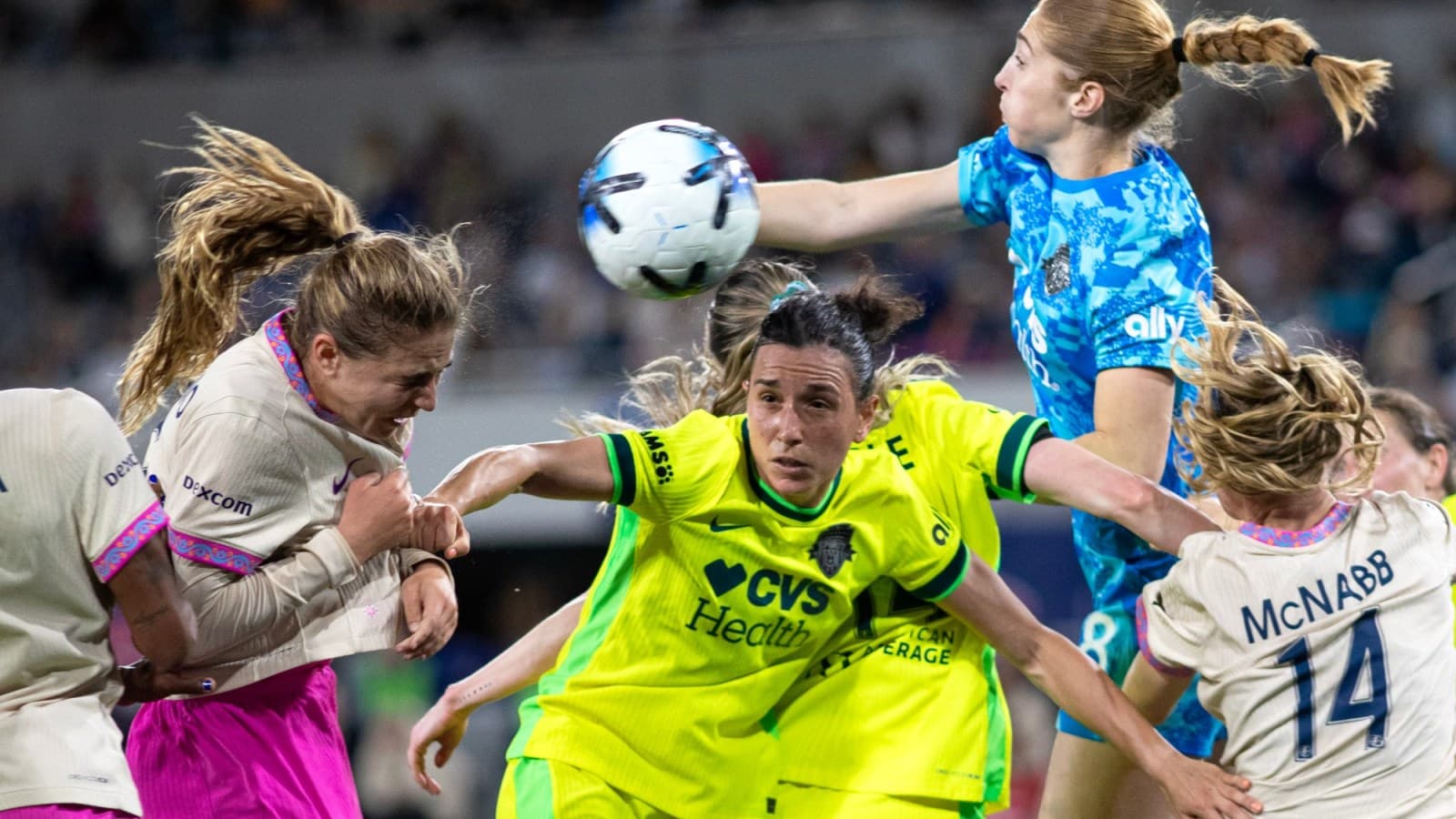 Houston Dash players competing for the ball