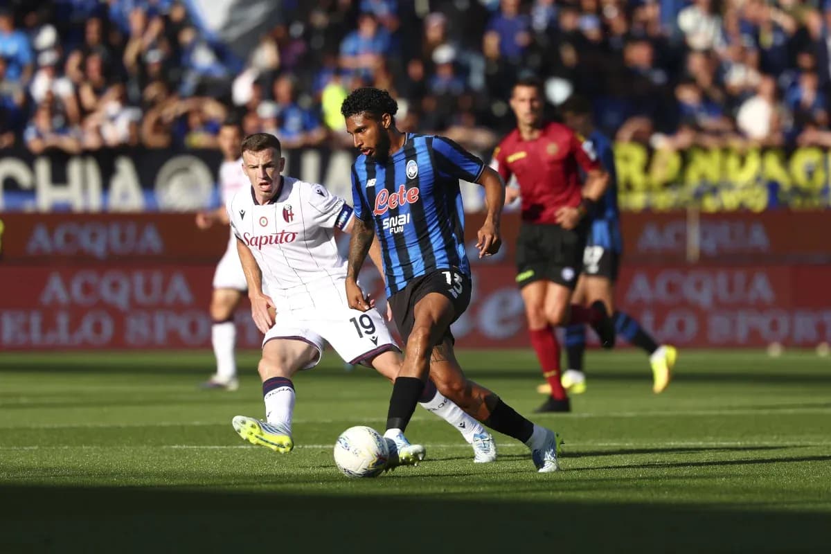 Atalanta player dribbling past Bologna opponent