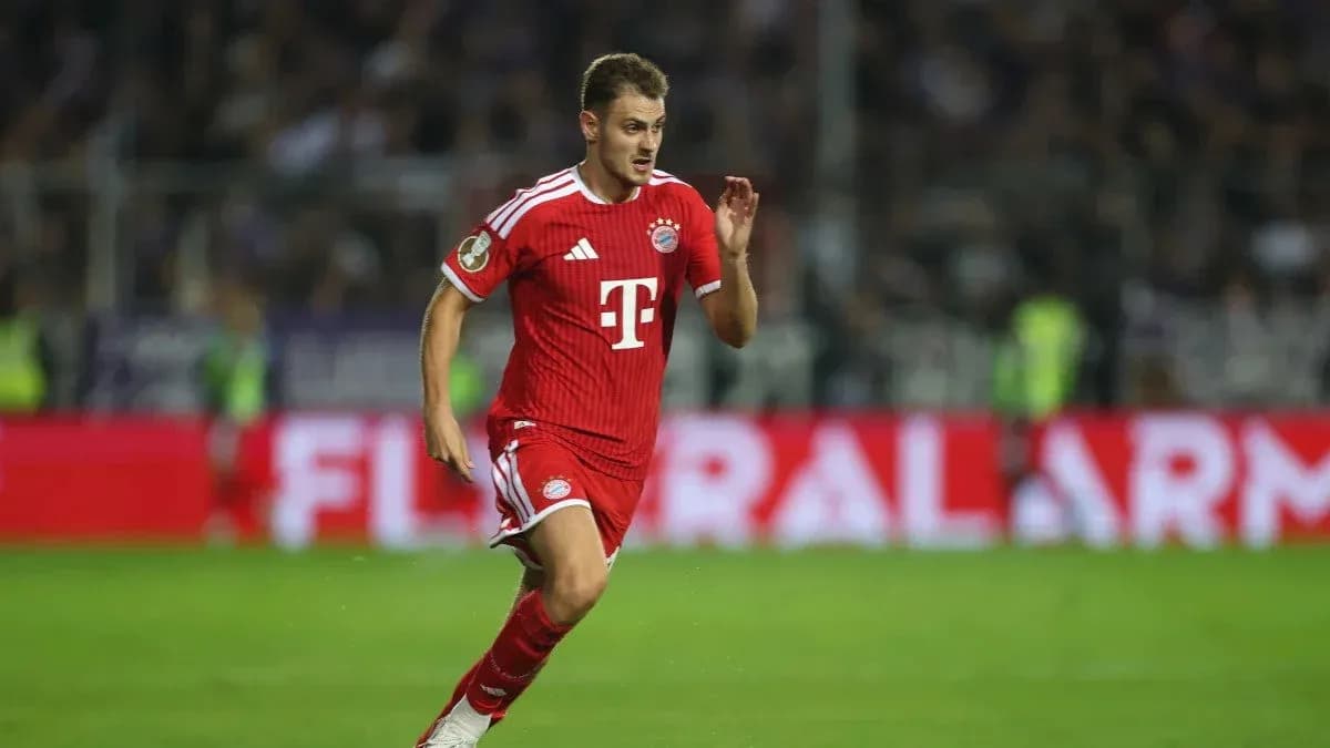 Player in Bayern Munich kit running on field