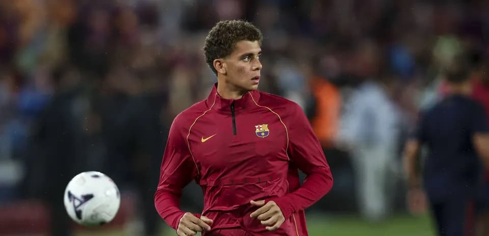 Player warming up in Barcelona training gear
