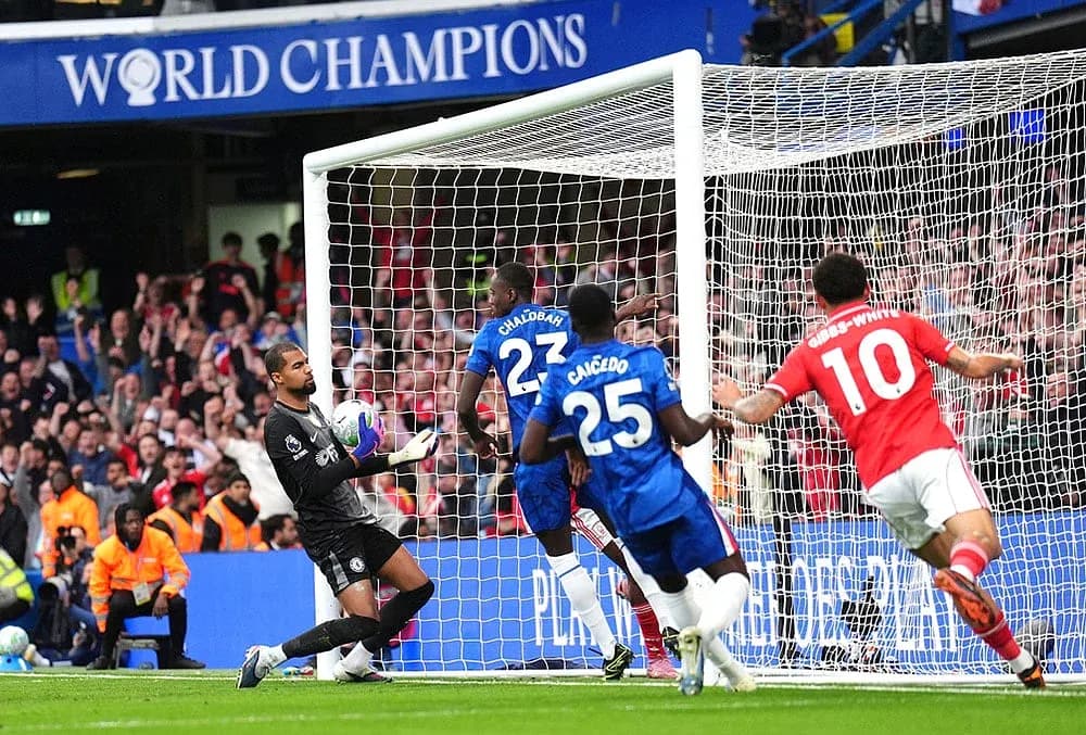 Chelsea players defending against Nottingham Forest attack