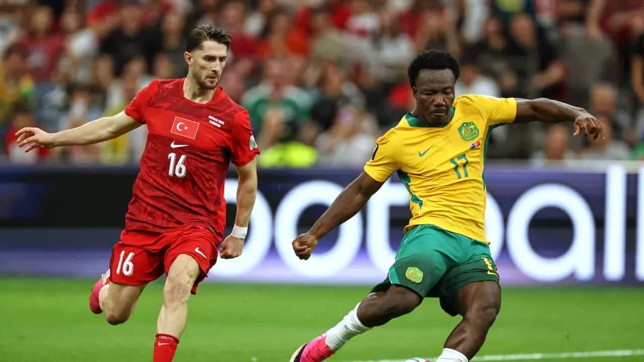 Australia player dribbling against Türkiye defender