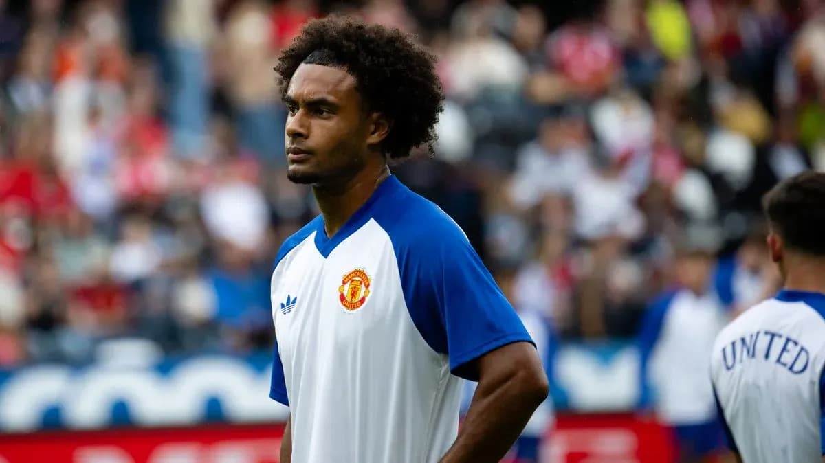 Player warming up in Manchester United training kit