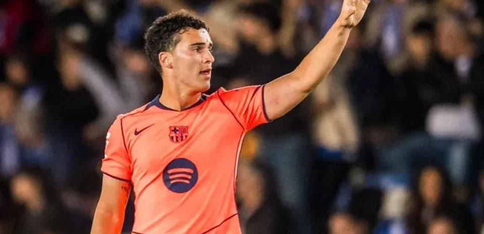 Player signaling during a football match