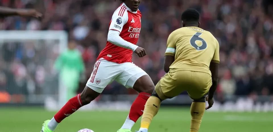 Arsenal player dribbling against Crystal Palace