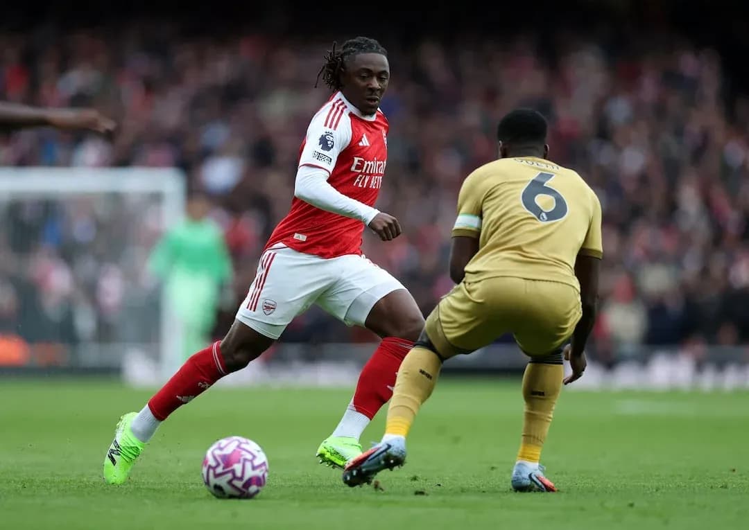 Arsenal player dribbling against Crystal Palace