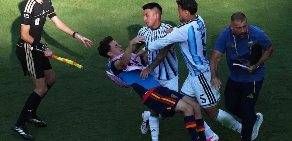 Players clashing during Spain vs Argentina match