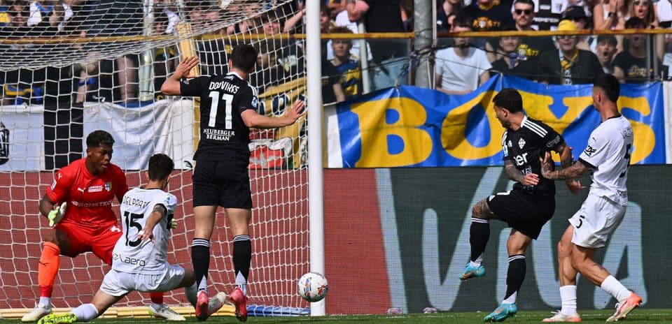 Goal attempt during Como vs Parma match