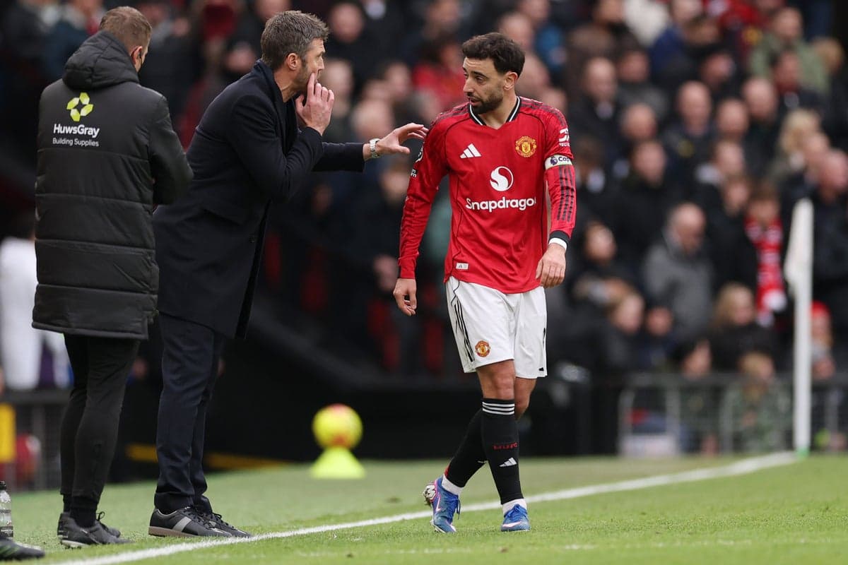 Coach discussing strategy with Manchester United player