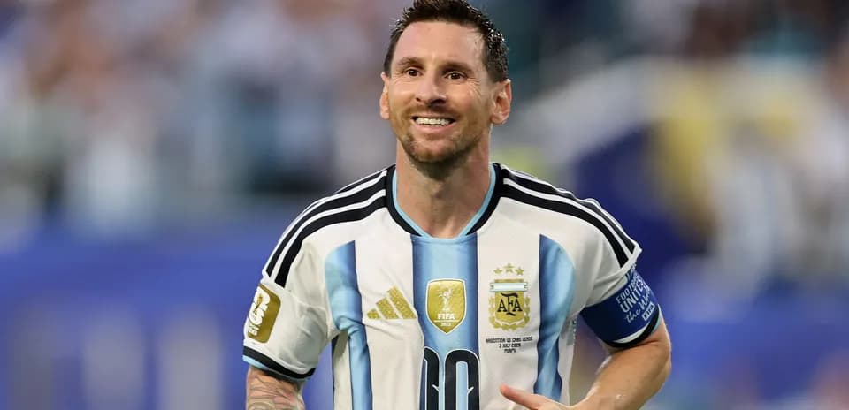 Player celebrating in Argentina national team kit