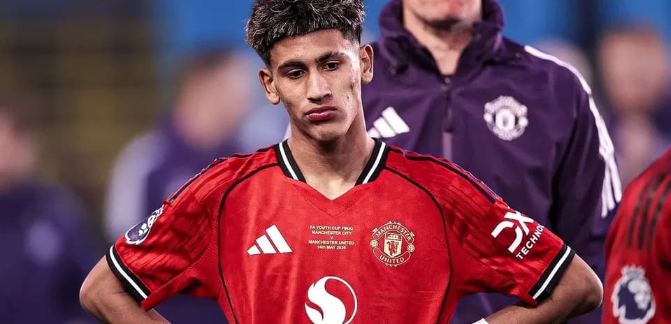 Player in Manchester United jersey after match
